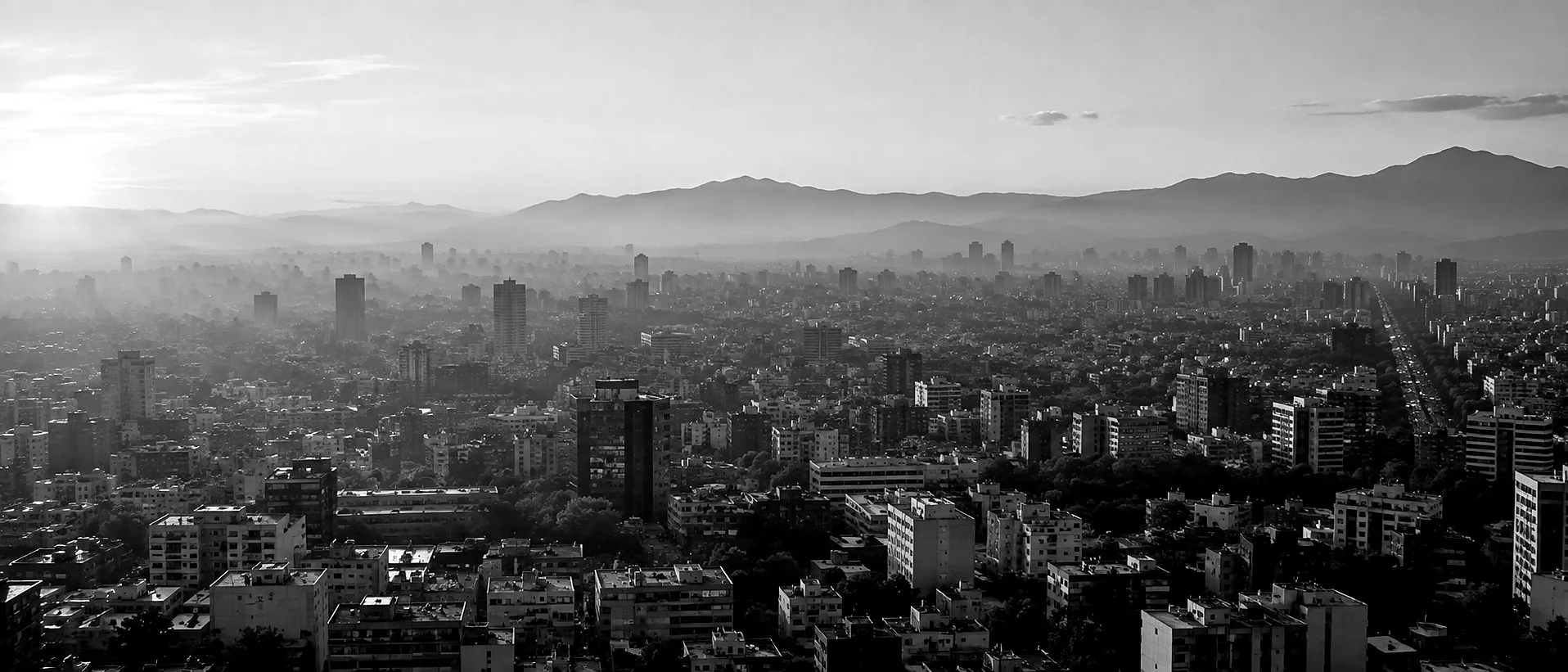 Vista aérea de la Ciudad de México al amanecer, con la bruma sobre el valle.